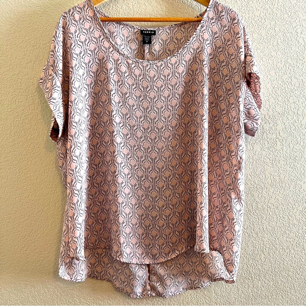 Torrid Multicolor Geo Print Open Back Georgette Blouse Size 0X - Picture 3 of 6